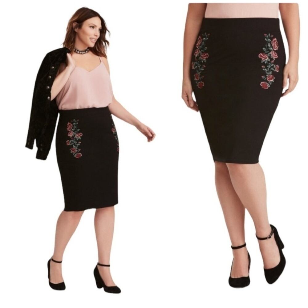 Torrid Rose Embroidered Ponte Pencil Skirt Size 0 (Large)